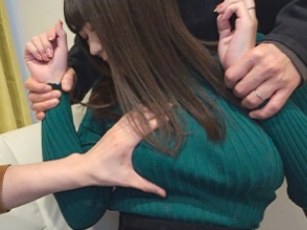 【NTR寝取られ】「ダメ…約束と違う！」巨乳人妻が夫の友人にまさかの挿入！嫌がるフリして感じまくる姿がエロすぎる…夫の前で他人棒にイカされる人妻の悶絶セックス！