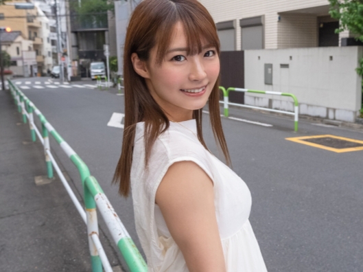 【制服美少女のバック乱れ】めっちゃカワ制服娘がコスプレエッチで大胆に！ビンビンチ○ポでバックから激突きされ、キュートな顔を歪ませて喘ぎまくる！制服越しにも伝わる敏感ボディがエロすぎる！♡