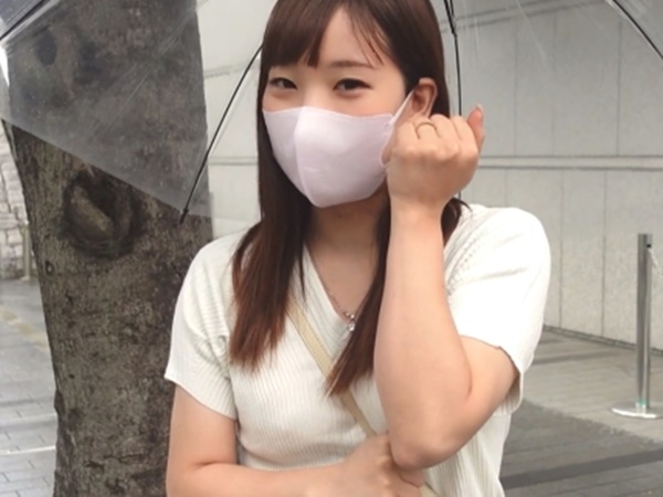 【童顔人妻の不倫セックス】旦那への不満を晴らすように、禁断の快楽に溺れる！責めるかと思えば首絞めファックでイキまくる、SとMのギャップがたまらない！不倫相手の激しいプレイに、童顔妻の淫らな本性が目覚める！