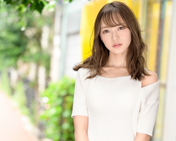 【美ボディお姉さんと自宅でイチャラブ】スレンダー美女が素人男性と濃厚プレイ！甘いキスから始まる生々しいセックスで悶絶♡恋人気分を味わえる最高のひと時！