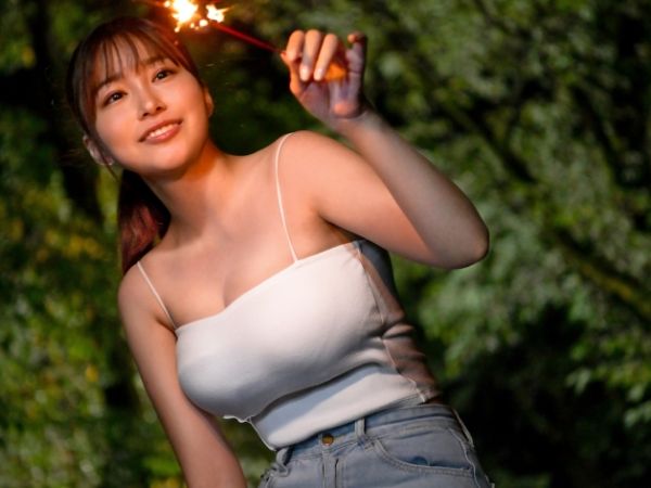 【田舎で禁断の同棲生活】『東京じゃこんなこと…』巨乳娘が田舎で出会った見知らぬ男とひと夏の危険な関係！ワンルームで繰り広げられる濃厚な肉体関係に、都会育ちのカラダが田舎の熱気に溺れていく…♡