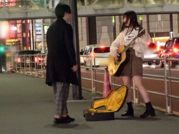 【100万の誘惑】路上ライブ中のミュージシャンに現ナマ投げ銭！彼氏持ちのお姉さんがお金に釣られてホテルでエッチな背面座位＆立ちバック！現実離れしたシチュエーションに興奮間違いなし！！