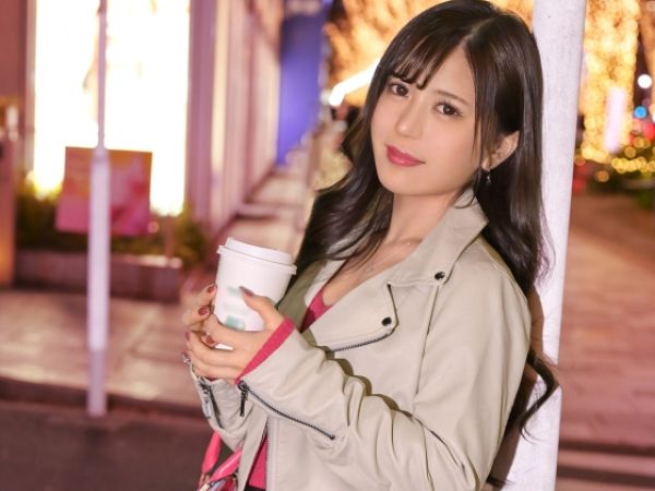 【色気ムンムン人妻の車内発情】美人妻が車内で濃厚キスから爆速発情！手マンで奥を掻き回され、駐車場での激しいセックスでイキまくる！人目を忍んだ場所で乱れる人妻のエロさがヤバい！！