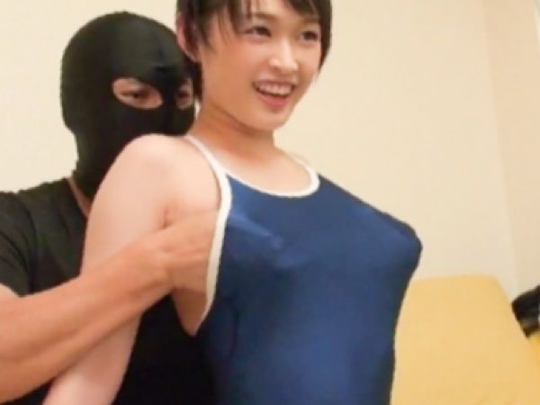 【スク水ロリっ子】『ダメ…恥ずかしい…』水着からこぼれる美乳をイジられ、童顔美女が赤面！着衣のままエッチなプレイで敏感ボディを開発♥ 恥じらう姿がたまらなくそそる！