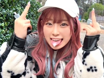 【ライブチャット女子の過激配信】『ダメ…見られちゃう…』素人女子がカメラの前でクンニされ、アソコから愛液ダダ漏れ！正常位で激しく突かれ、顔射後も連続ハメでイキまくり♡ 恥じらう姿が超エロい！