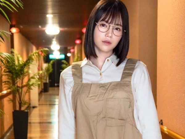 【地味メガネ女子の秘密の恋】ラブホ清掃員の陰キャ女子がダメニートと禁断のイチャラブ関係に♡ 眼鏡の奥の可愛い顔が乱れる瞬間がたまらない！