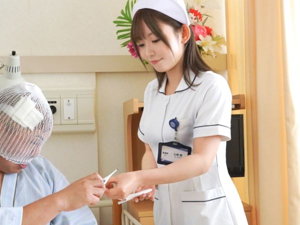 【ナースの危険な誘惑】『患者さん…こんなに硬くなって…』献身的な看護師が、介護中に勃起したチンポに思わず欲情！「お口でお手伝いしちゃいますね♥」と甘い声で誘い、フェラから本番へ…白衣の天使が淫らな膣コキで患者を癒しちゃう！♡