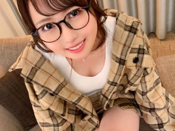 【裏切り浮気SEX】『彼氏ごめんね…』色白パイパンの眼鏡っ子が禁断の快楽に堕ちる！彼氏以外のチ●ポで感じまくり、生ハメ＆膣内射精で乱れるウブな素人娘♡