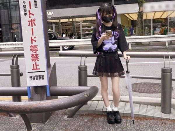 《ゴス少女の裏バイト》小柄で可愛い家出少女がおじさんチンポをフェラ手コキでご奉仕！最後は立ちションでチンポに放尿ぶっかけ！ゴシックファッションとのギャップがヤバい！