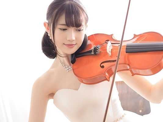 【名門JDの恥じらいデビュー】『恥ずかしい…でも気持ちいい…』超エリート美少女がAVで大胆潮吹き！敏感なパイパンマ○コがビクビク反応する姿に興奮必至♡